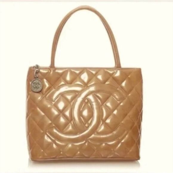 AUTH *Chanel* 🌟OLD MONEY🌟Camel Medallion Patent Leather Classic Tote HandBag Y2K